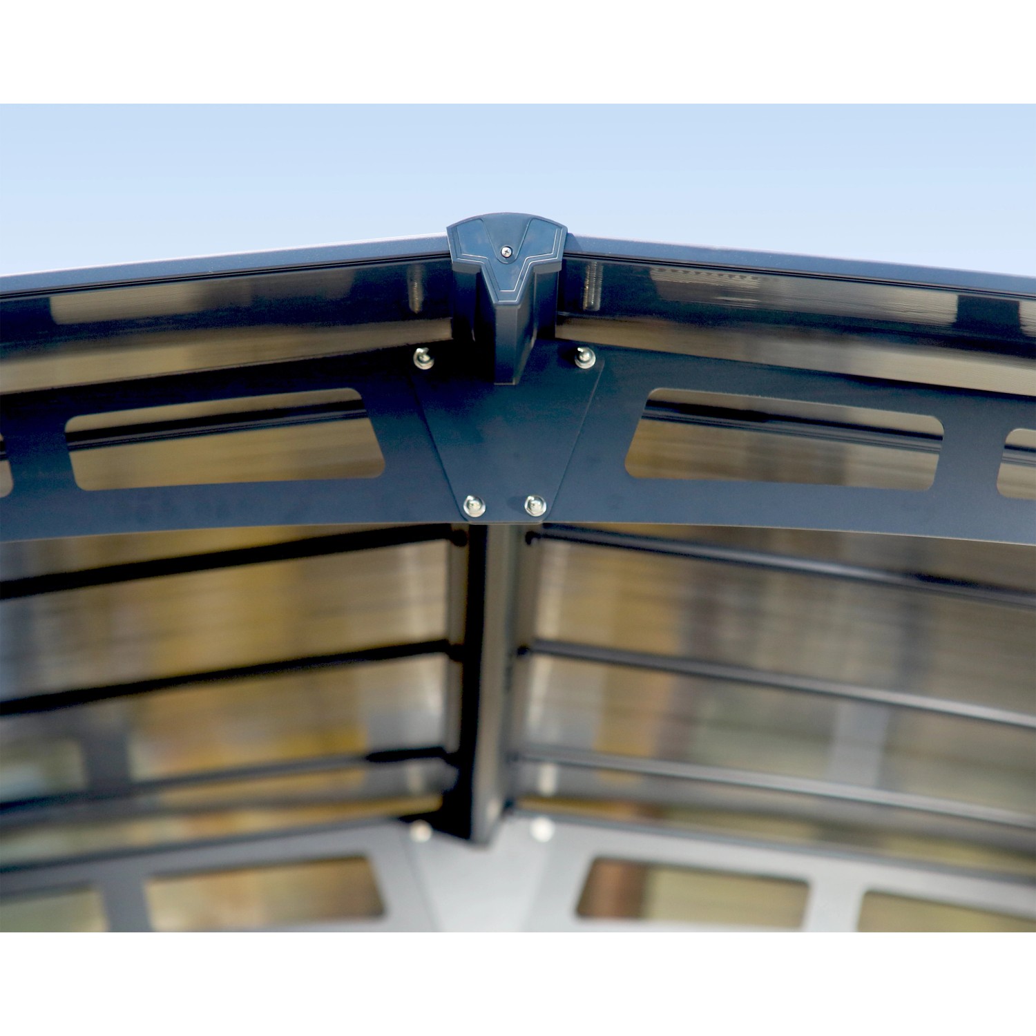 Detailansicht des anthrazitfarbenen Canopia Carport Arcadia 8500 Dachs mit stabiler Konstruktion.