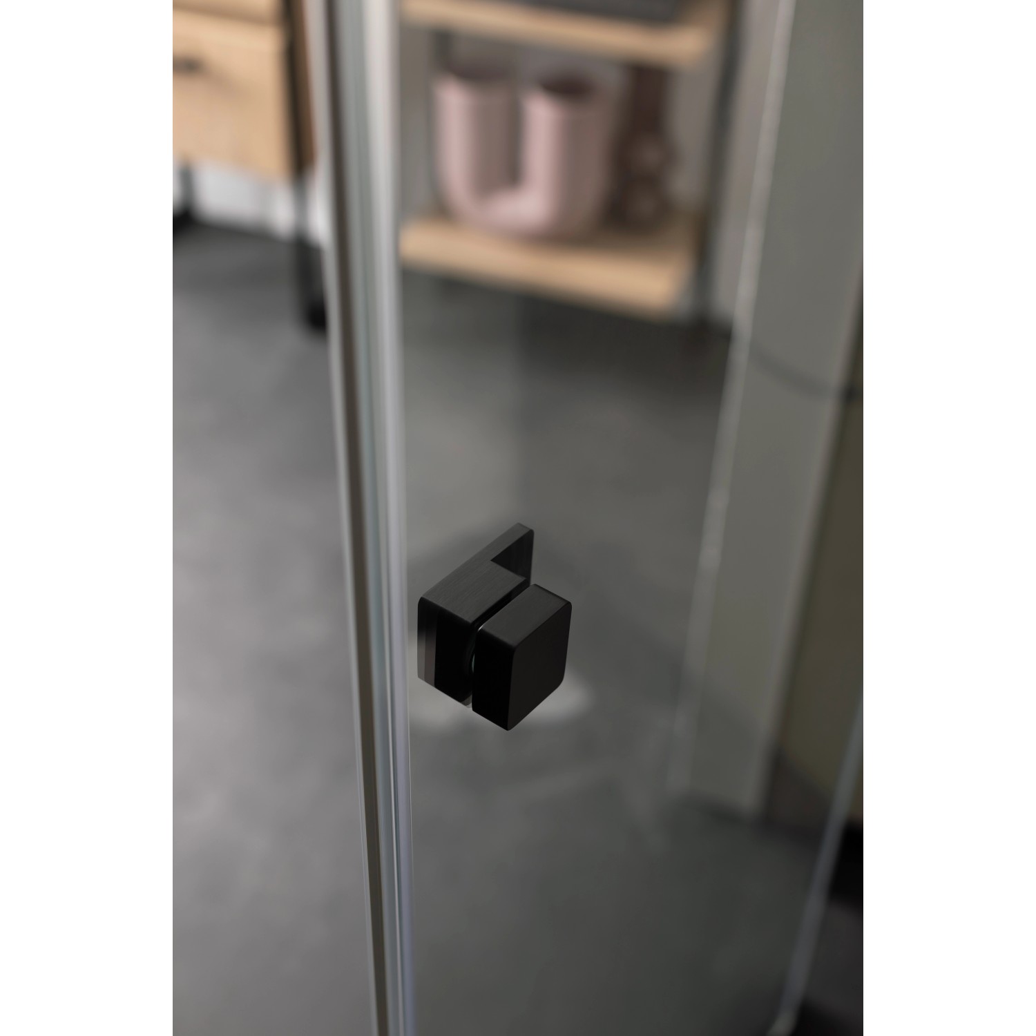 Detailaufnahme: Schöner Wohnen Dusch-Schiebetür mit schwarzmattem Griff.