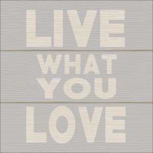 Dekopanel mit dem Spruch "Live what you love" auf grauem Holz, 30x30 cm.