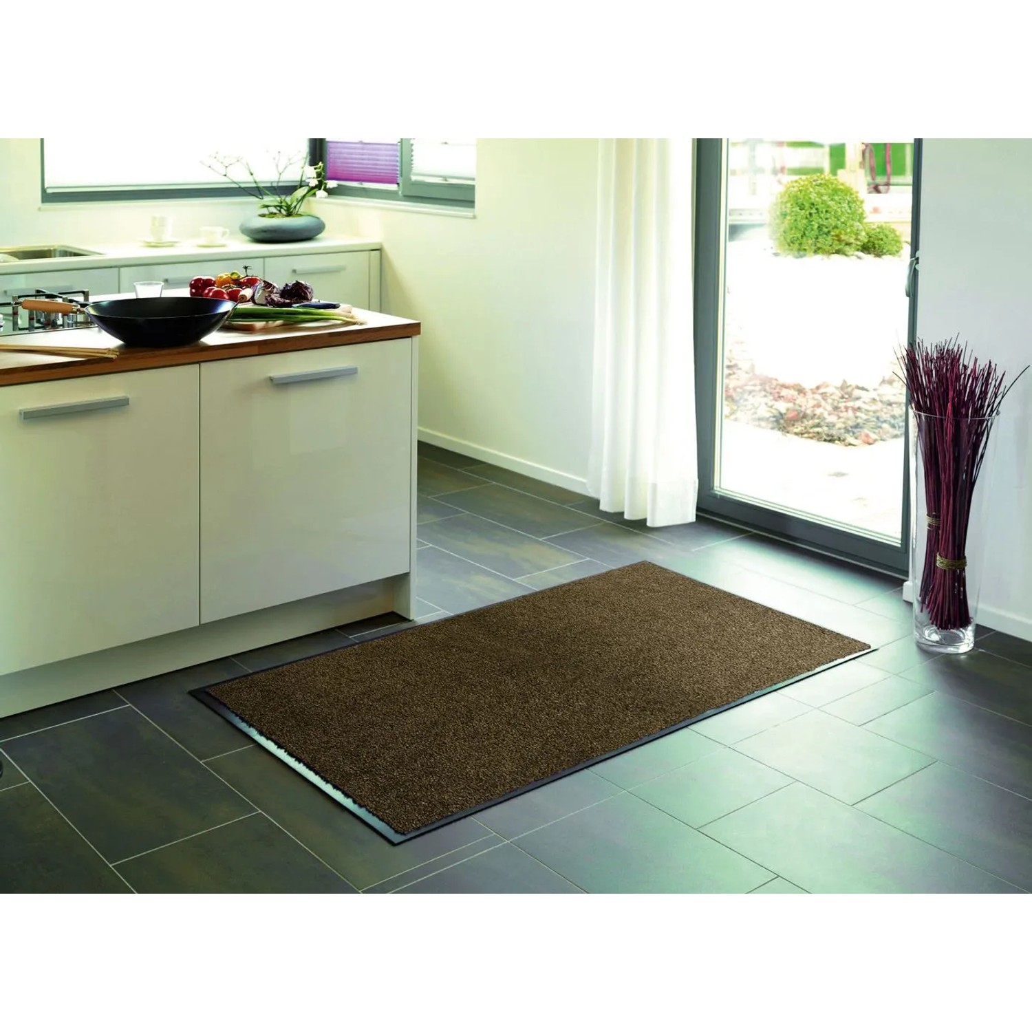 Astra Sauberlaufmatte Proper Tex Uni, 60x180 cm, anthrazit-braun, vor Küchenzeile.