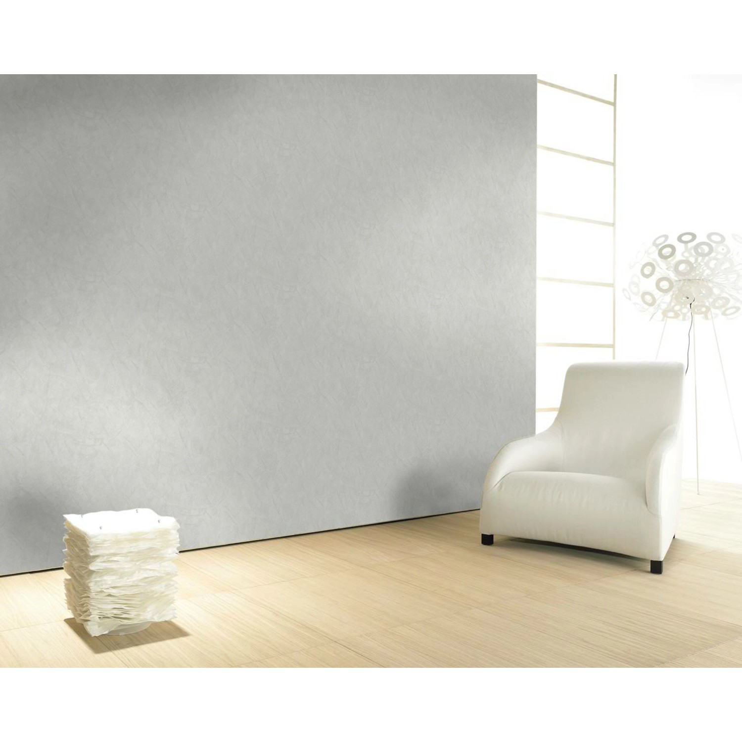 Graue Vliestapete La Veneziana III mit Putzstruktur und Metallic-Akzenten im Raum.