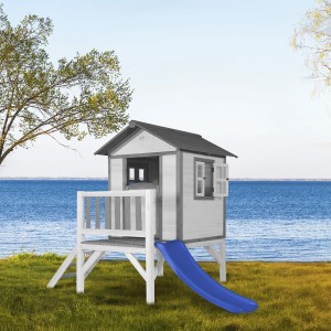 Axi Spielhaus Lodge XL, klassisch weiß mit blauer Rutsche, im Garten.