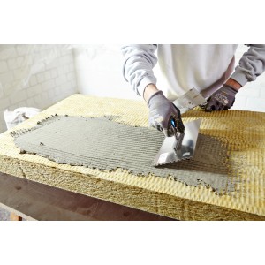 Verarbeitung der Rockwool Planarock Top Kellerdeckendämmung (60mm) mit Spachtel.