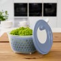 Rotho Salatschleuder Fresh 4,5 l in Horizontblau mit Salat und Deckel.