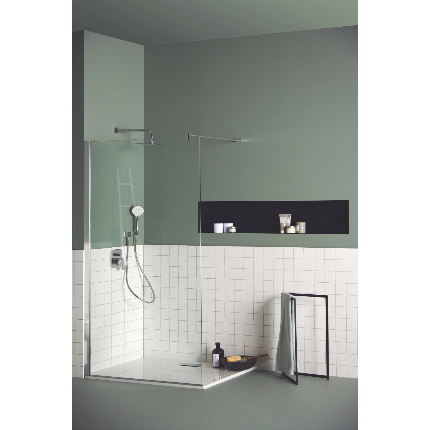 Eckiger Ideal Standard Brausehalter Idealrain Atelier in Chrom in einer Dusche.