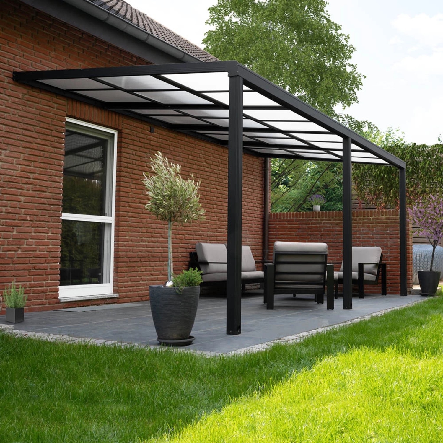 Anthrazitfarbene Home Deluxe Terrassenüberdachung Solis Deluxe mit Polycarbonatplatten.