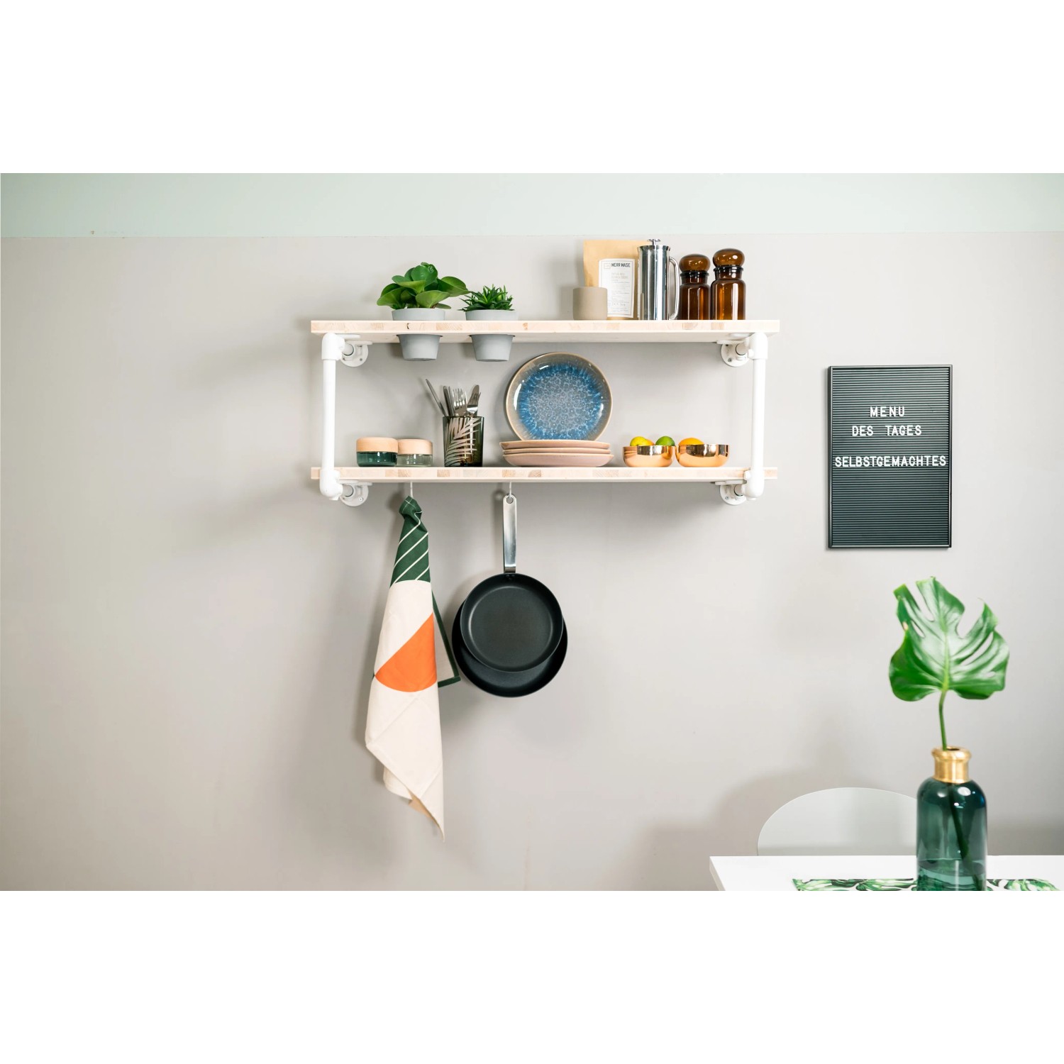 Regal aus silbernen Stahlrohren (2,7 cm Ø) und Holzplatten, DIY Möbelbau Idee.