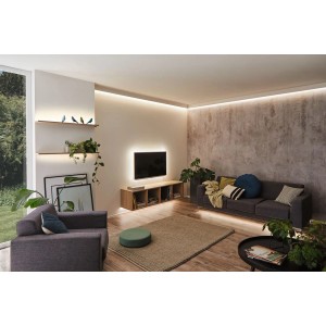 Wohnzimmer mit indirekter Beleuchtung durch Paulmann MaxLED RGBW LED-Streifen.