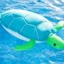Blau-grüne Westmann Pool Buddy Schildkröte als Schwimmtier im Wasser.