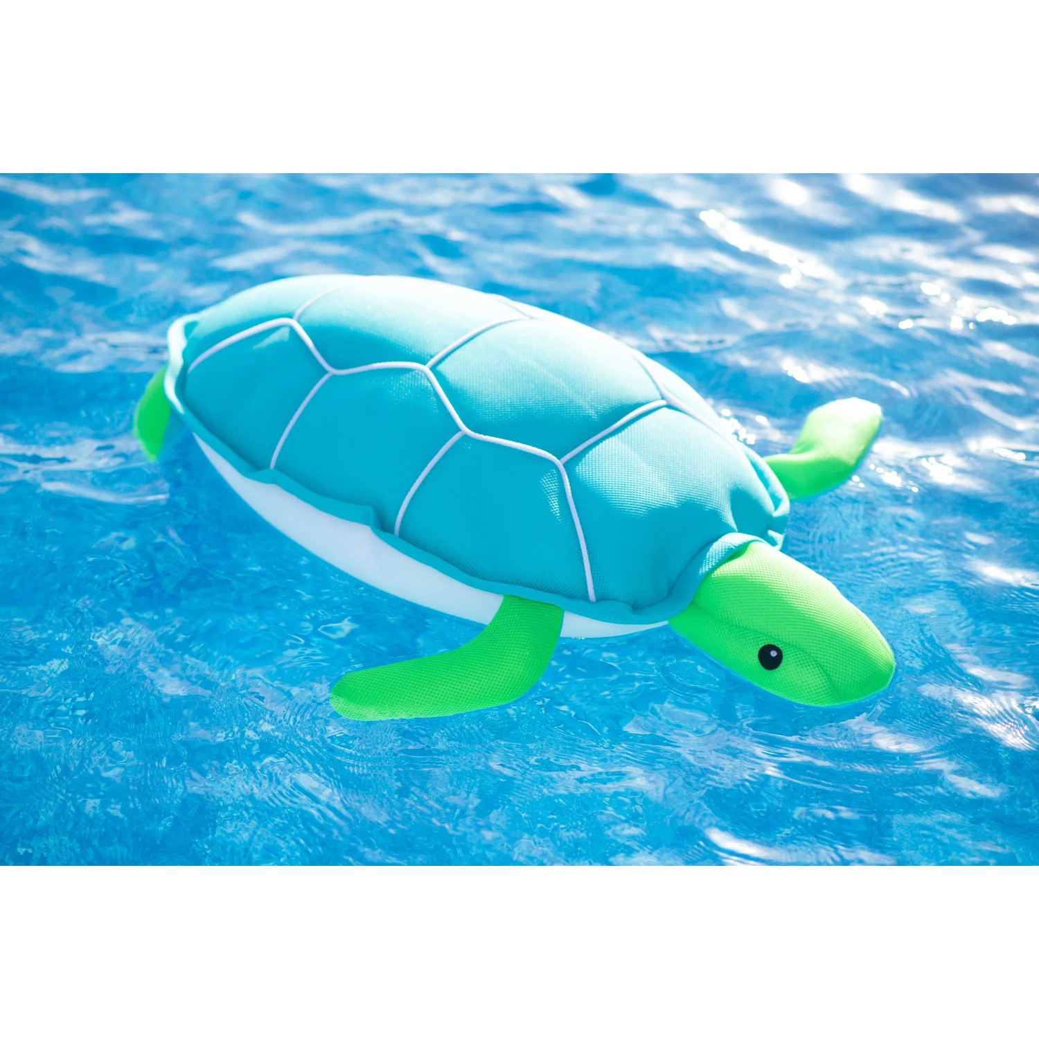 Blau-grüne Westmann Pool Buddy Schildkröte als Schwimmtier im Wasser.