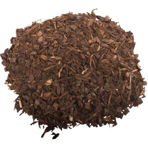 Nahaufnahme von Pinienrinde (7-15 mm) zur Bodenverbesserung und Gartengestaltung.