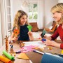Mutter und Tochter basteln mit Bosch GluePen Heißklebepistole Tierfiguren.