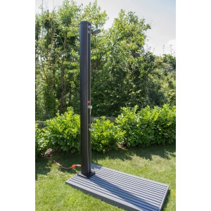 Steinbach Bodenelement für Solardusche oder Leiter aus WPC, montiert im Garten.