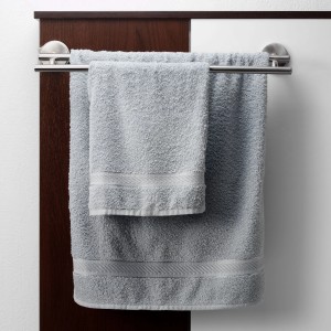 Fackelmann Doppel-Handtuchhalter Fusion Chrom Matt, 52 cm mit grauen Handtüchern.