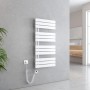 Weißer elektrischer Badheizkörper mit flachen Stäben, Thermostat und Timer, an grauer Wand im Bad. Handtuchwärmer 50x104cm.