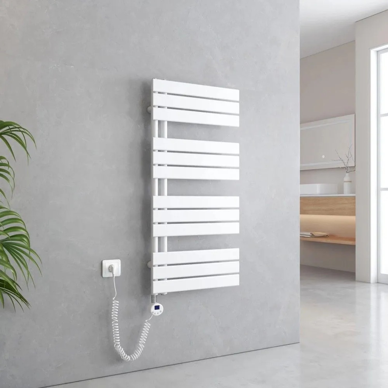 Weißer elektrischer Badheizkörper mit flachen Stäben, Thermostat und Timer, an grauer Wand im Bad. Handtuchwärmer 50x104cm.