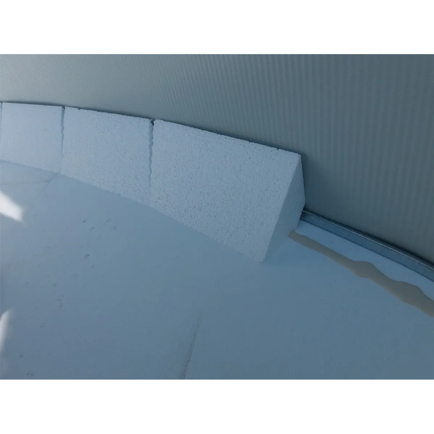 Detailaufnahme des Chemoform Stahlwandpool Sets mit Bodenisolationsset.