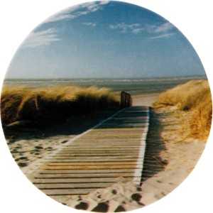 Steckdosenstöpsel Beach: Runder Stöpsel mit Strandmotiv, Weg zum Meer mit Dünen.