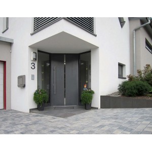 Anthrazitfarbener Diephaus L-Stein unbewehrt als Beeteinfassung vor einem Haus.