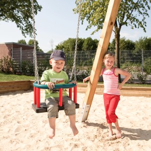 Kinderschaukel: WIN PRO Babysitz mit Kette auf Spielplatz mit zwei Kindern.