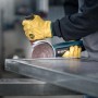 Bosch Expert Vliesscheibe N880 (Ø 125 mm) im Einsatz beim Schleifen von Metall.