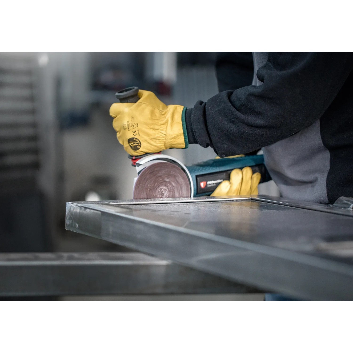 Bosch Expert Vliesscheibe N880 (Ø 125 mm) im Einsatz beim Schleifen von Metall.
