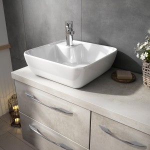 Pelipal Keramik Aufsatzbecken 4035, weiß, 42,5 cm, mit Armatur auf Waschtisch montiert.