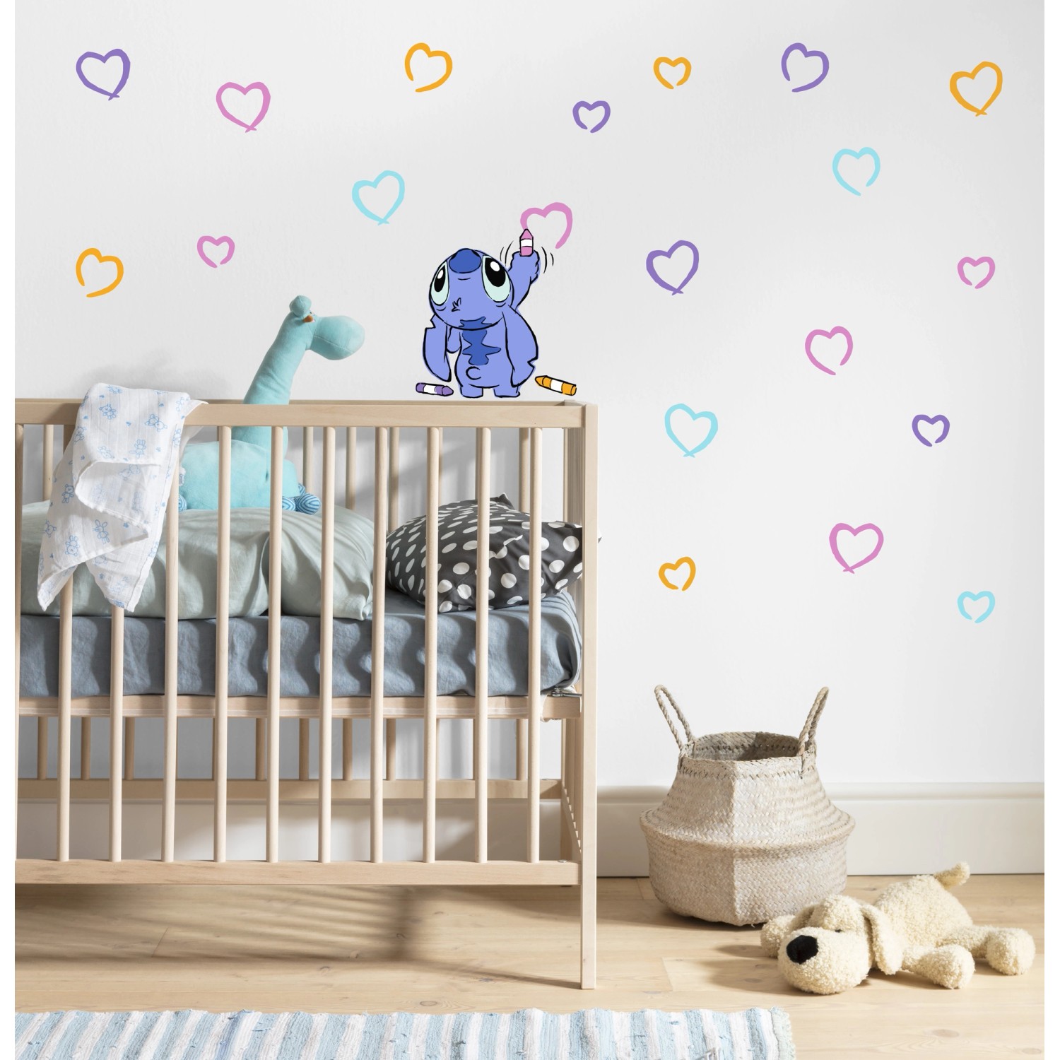 Wandsticker Stitch Artist von Komar mit bunten Herzen als Wanddeko im Kinderzimmer.