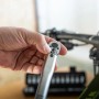Hand justiert LUX Drehmomentschlüssel-Set vor Fahrrad. Schlüssel & Abzieher.