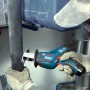 Bosch Professional Akku-Säbelsäge GSA 12 V-14 im Einsatz beim Sägen eines Rohrs.