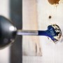 Bosch Flachfräsbohrer Expert Self Cut Speed bohrt Loch in Holz.