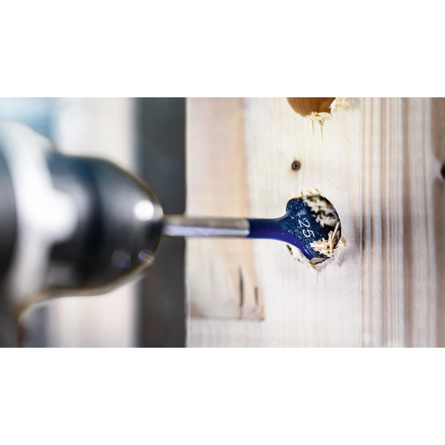 Bosch Flachfräsbohrer Expert Self Cut Speed bohrt Loch in Holz.