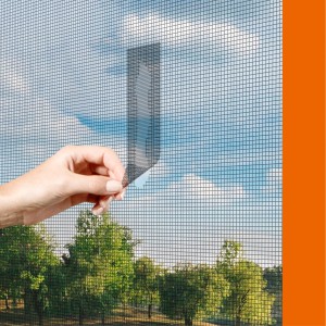 Windhager Fiberglas Reparaturband für Insektenschutz, Anwendung auf Fliegengitter.