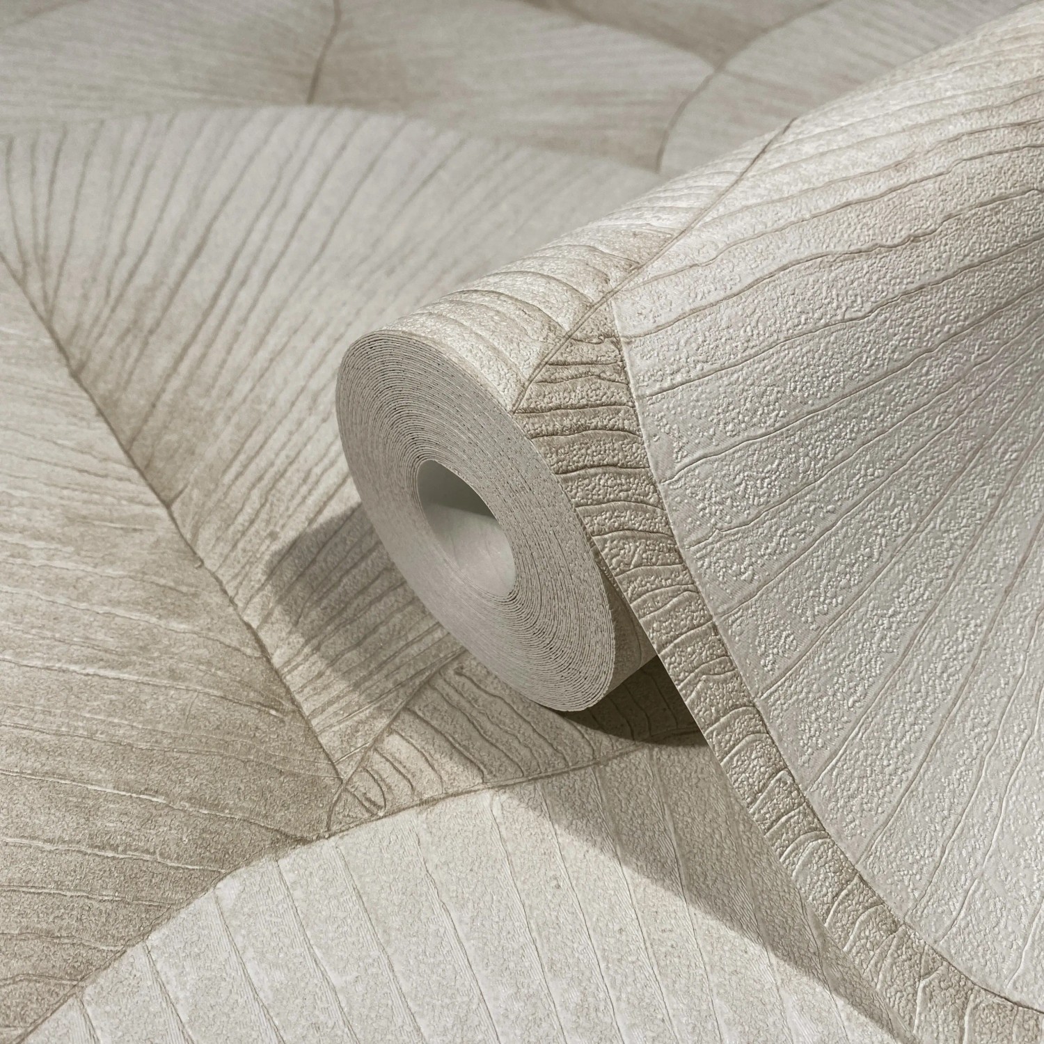 Beige Vliestapete mit floralem Muster von Marburg Kumano 2. Dekorative Tapete mit Natur-Motiven.