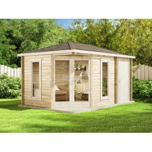 Braun gebeiztes Alpholz Gartenhaus Liwa Compact mit Walmdach im Garten.