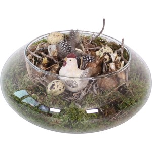 Osterarrangement mit Narzissen in Glasschale, Huhn und Ostereiern als Tischdeko.