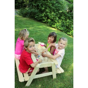 Soulet Kindersitzgarnitur mit Sandkasten im Garten mit spielenden Kindern.