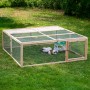 Aufklappbares, 4-eckiges Freilaufgehege aus Holz (148x148x50cm) mit Meerschweinchen im Garten.