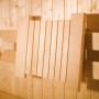 Weka verschiebbare Rückenlehne aus Holz für Sauna Komfortpakete.