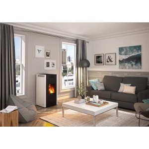 Justus Pelletofen Sirkos Aqua 2.0, seidenweißer Stahl, wasserführend, im Wohnraum.