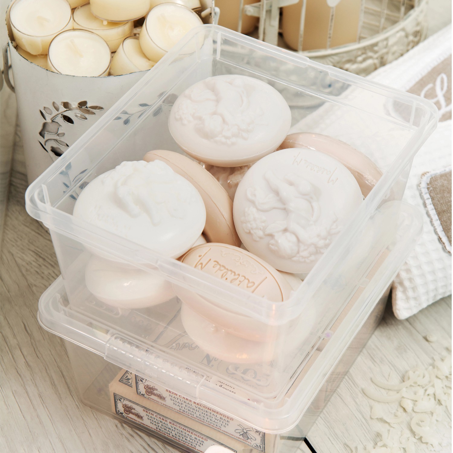 Transparente KIS Aufbewahrungsbox C XXS mit Deckel, gefüllt mit Seifenstücken.