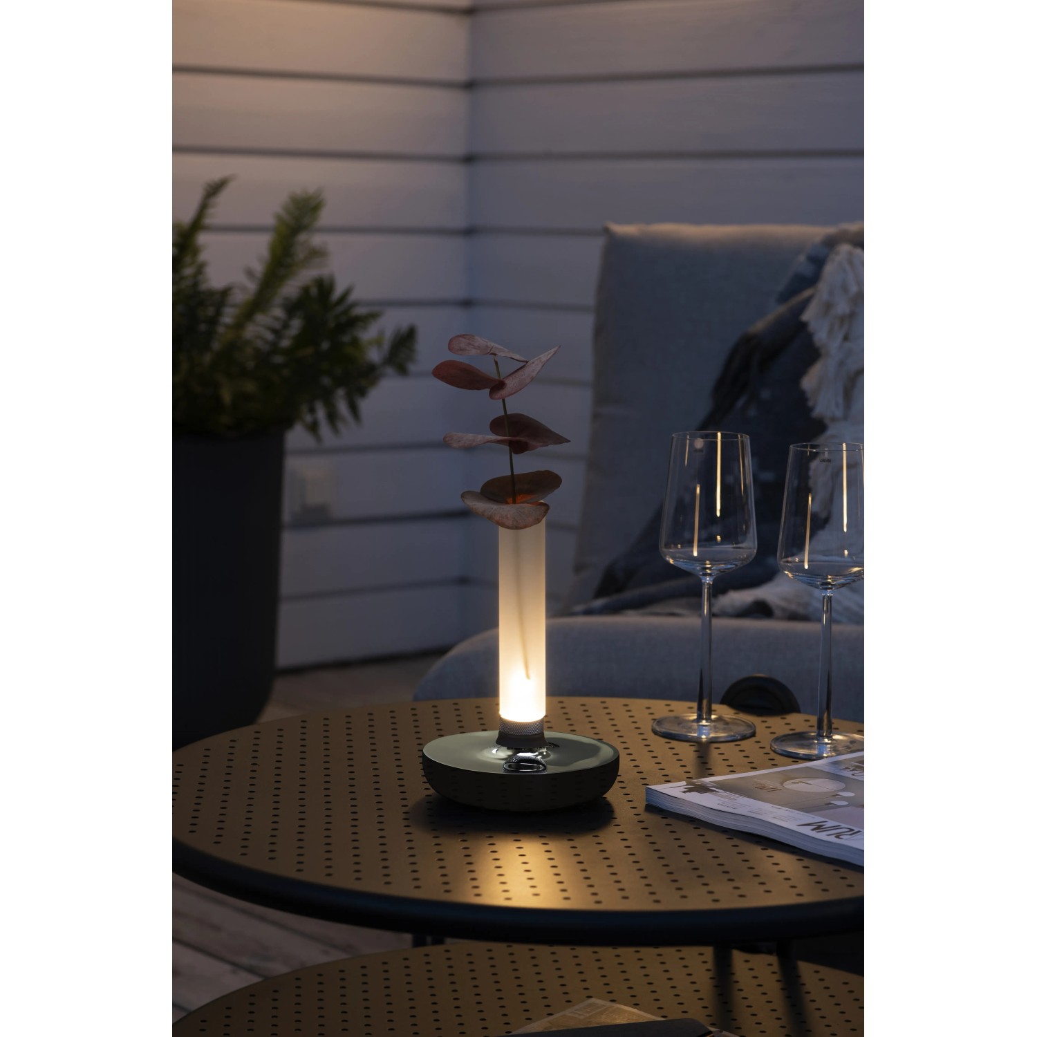 Konstsmide LED-Akku-Vase Biarritz, silberfarben, für Innen und Außen. Dekoleuchte mit warmem Licht.