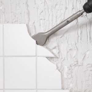 LUX SDS-Plus Fliesenmeißel (250 mm) beim Entfernen von Fliesen.