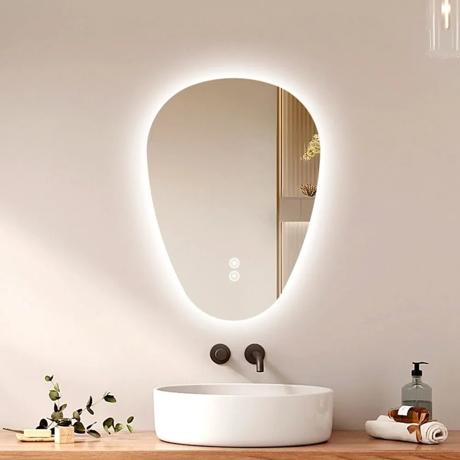 Emke LED Badspiegel 70x50 cm, asymmetrisch, mit Anti-Beschlag und dimmbaren Lichtfarben über Touch-Steuerung.