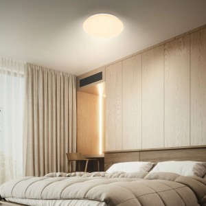 Brilo LED-Deckenleuchte Verb, weiß, dimmbar, mit Sternenhimmel-Effekt in modernem Schlafzimmer. Ø 28 cm.