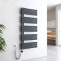 Anthrazitfarbener elektrischer Badheizkörper mit Thermostat, vertikal an weißer Wand, ideal als Handtuchwärmer.