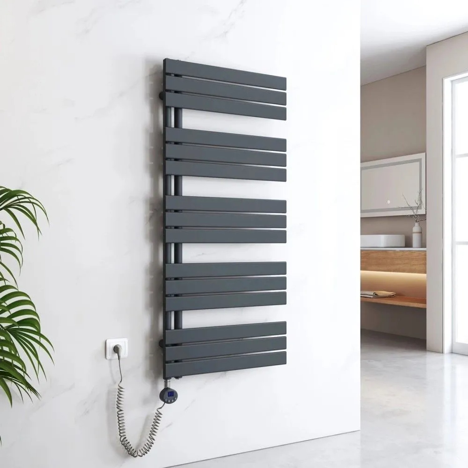 Anthrazitfarbener elektrischer Badheizkörper mit Thermostat, vertikal an weißer Wand, ideal als Handtuchwärmer.