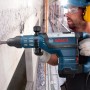 Bosch Professional GSH 7 VC Schlaghammer im Einsatz beim Stemmen in Betonwand.