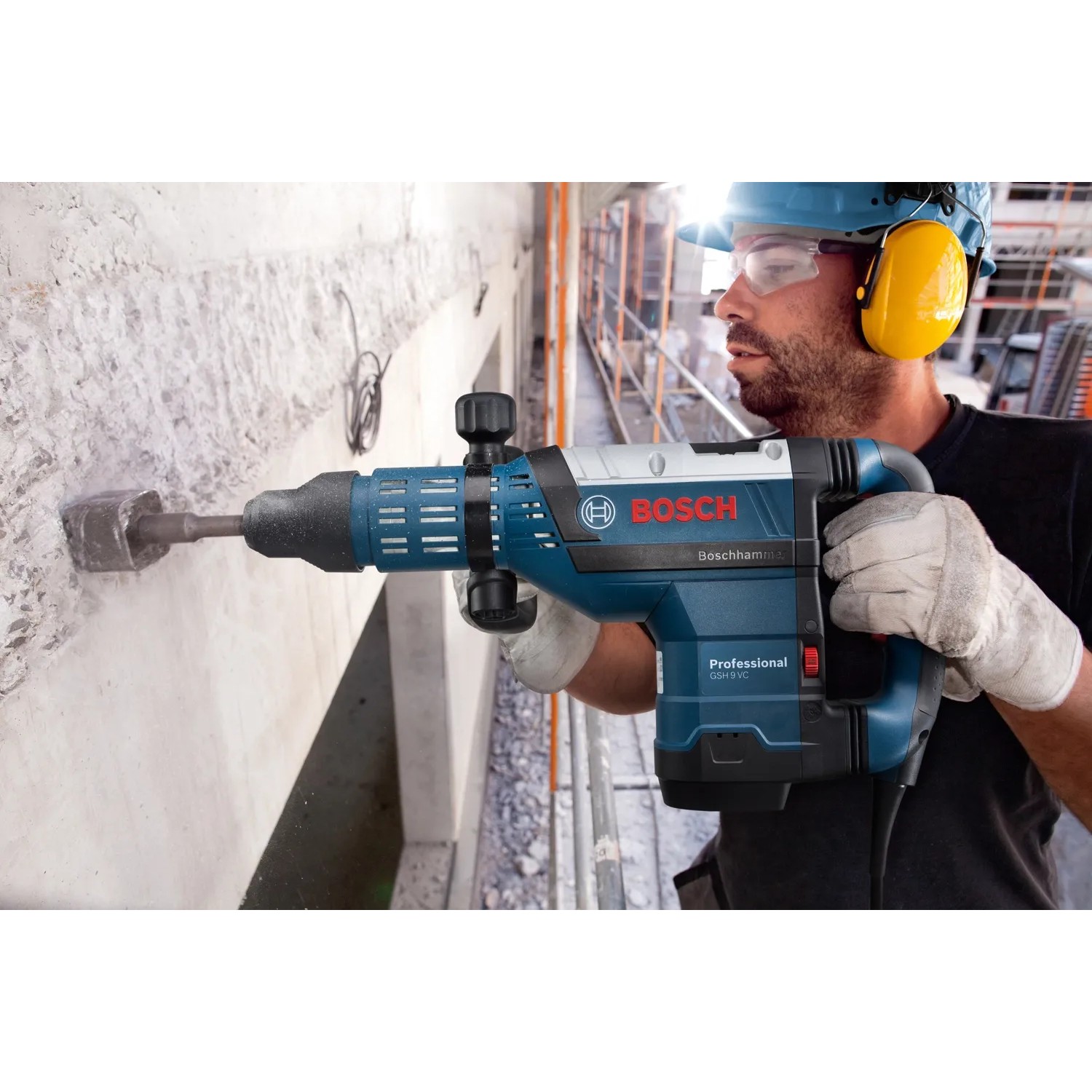 Bosch Professional GSH 7 VC Schlaghammer im Einsatz beim Stemmen in Betonwand.