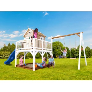 Axi Liam Spielhaus mit Doppelschaukel, braun-weiß mit blauer Rutsche und spielenden Kindern.